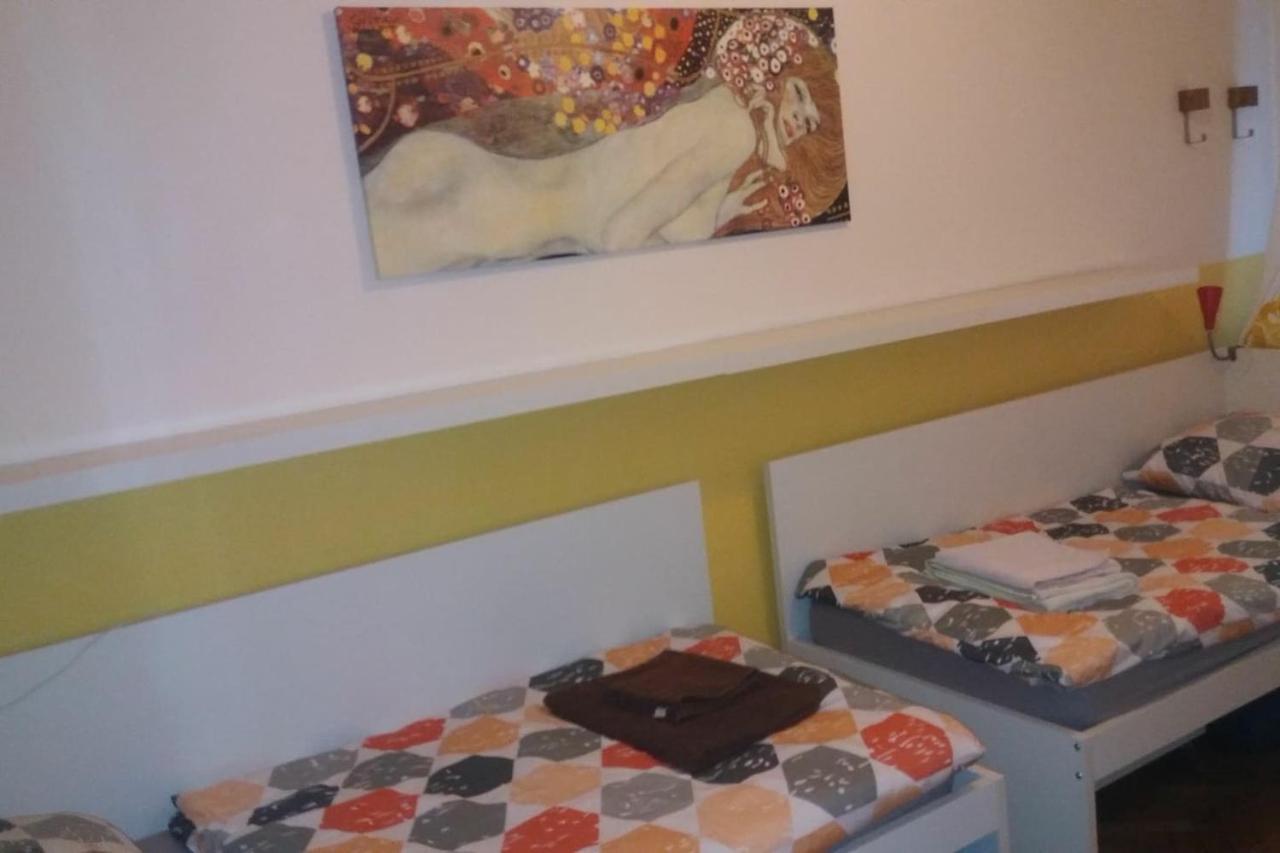 Geraeumige Zentrumsnahe Altbauwohnung ウィーン エクステリア 写真
